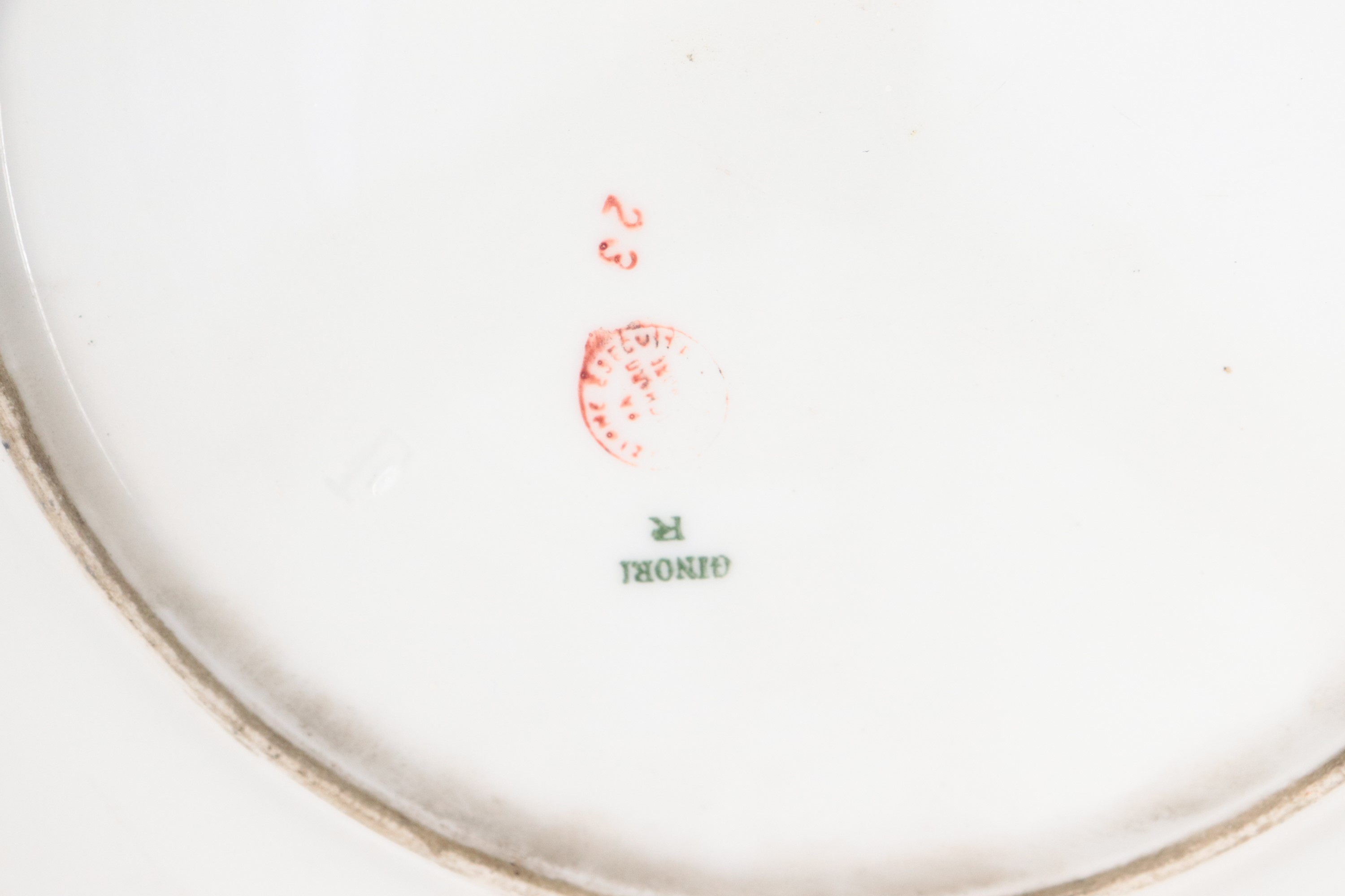 Antico piatto in porcellana bianca Ginori, con al centro scena dipinta "Coriolano e la madre Vetu...