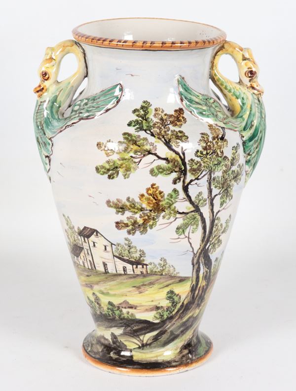 Vaso in maiolica smaltata Castelli, interamente dipinto a motivo di "Paesaggio", manici a forma di cigni