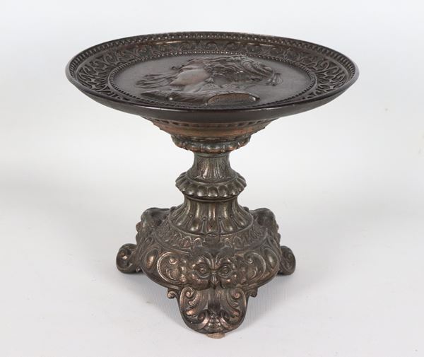 Antica alzata francese in bronzo cesellato e sbalzato, con al centro "Profilo di nobildonna"