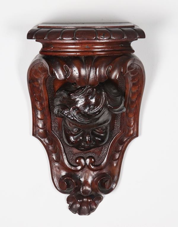 Antica mensola da muro in noce, intagliata a rilievo con mascherone