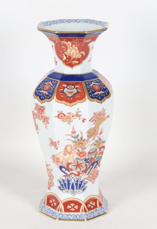 Vaso in porcellana portoghese, con decorazioni policrome a motivi di cineserie