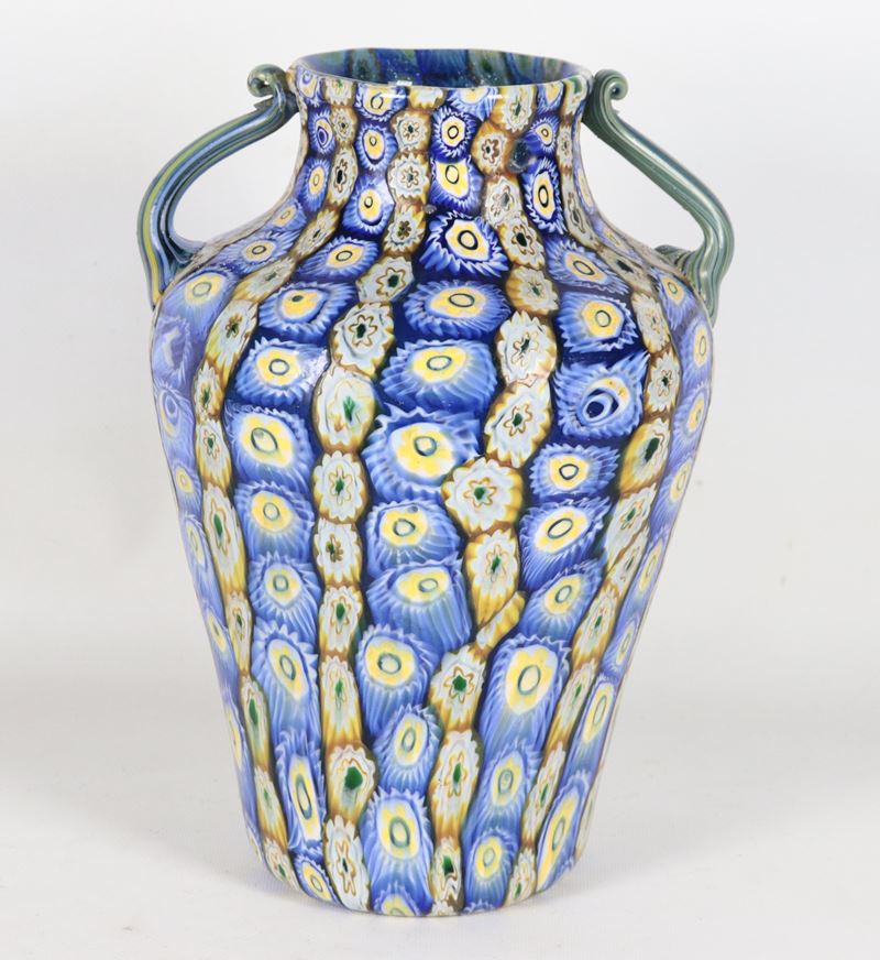Vaso in vetro soffiato di Murano Fratelli Toso, a forma di anfora biansata con decoro di murrine ...