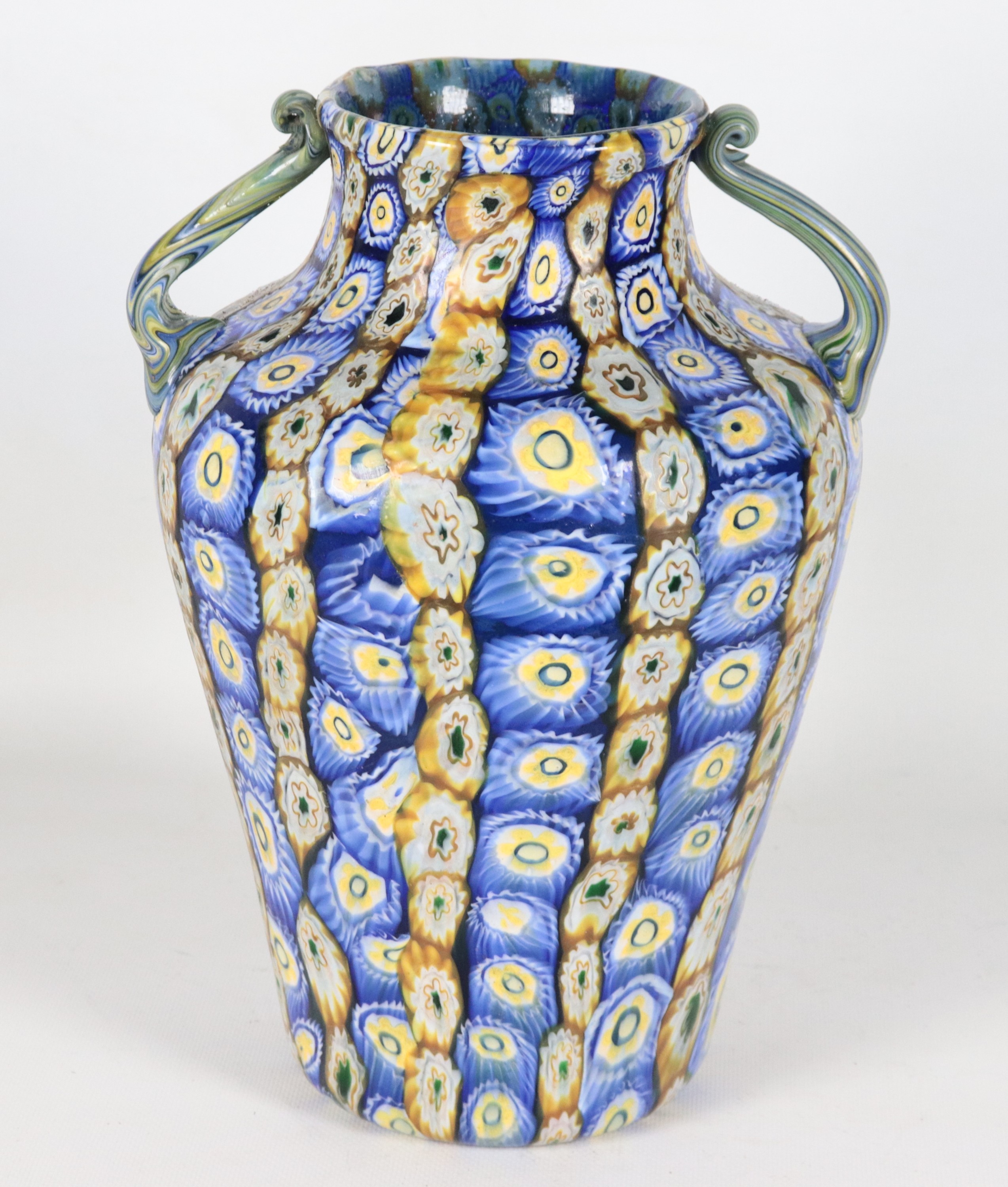 Vaso in vetro soffiato di Murano Fratelli Toso, a forma di anfora biansata con decoro di murrine ...