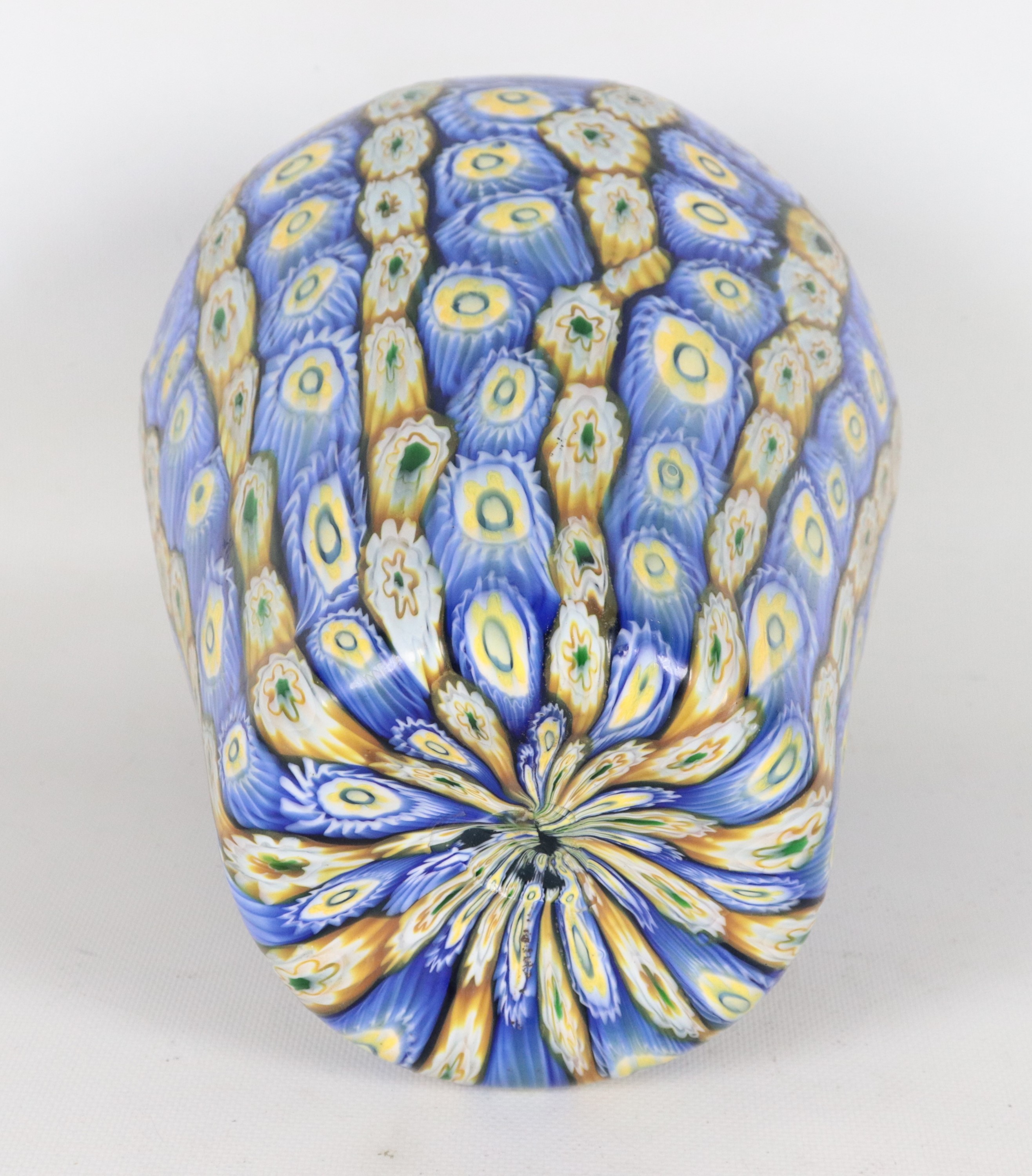 Vaso in vetro soffiato di Murano Fratelli Toso, a forma di anfora biansata con decoro di murrine ...