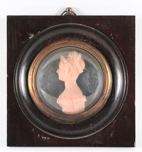 "Profilo di giovane nobildonna", antica miniatura a cera. Siglata e datata sul retro F.P. fece 1823