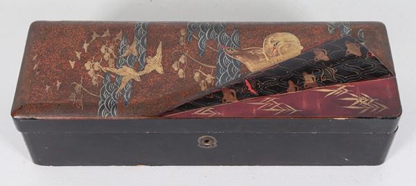 Scatola Liberty in legno laccato nero, con coperchio decorato a motivi orientali di pesci e uccelli