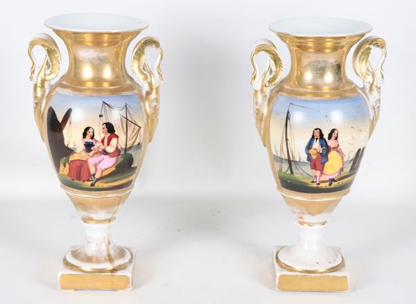 Coppia di antichi vasi francesi Epoca Impero, in porcellana Vecchia Parigi bianca e dorata, con riquadri variopinti a scene galanti e mazzetti di fiori