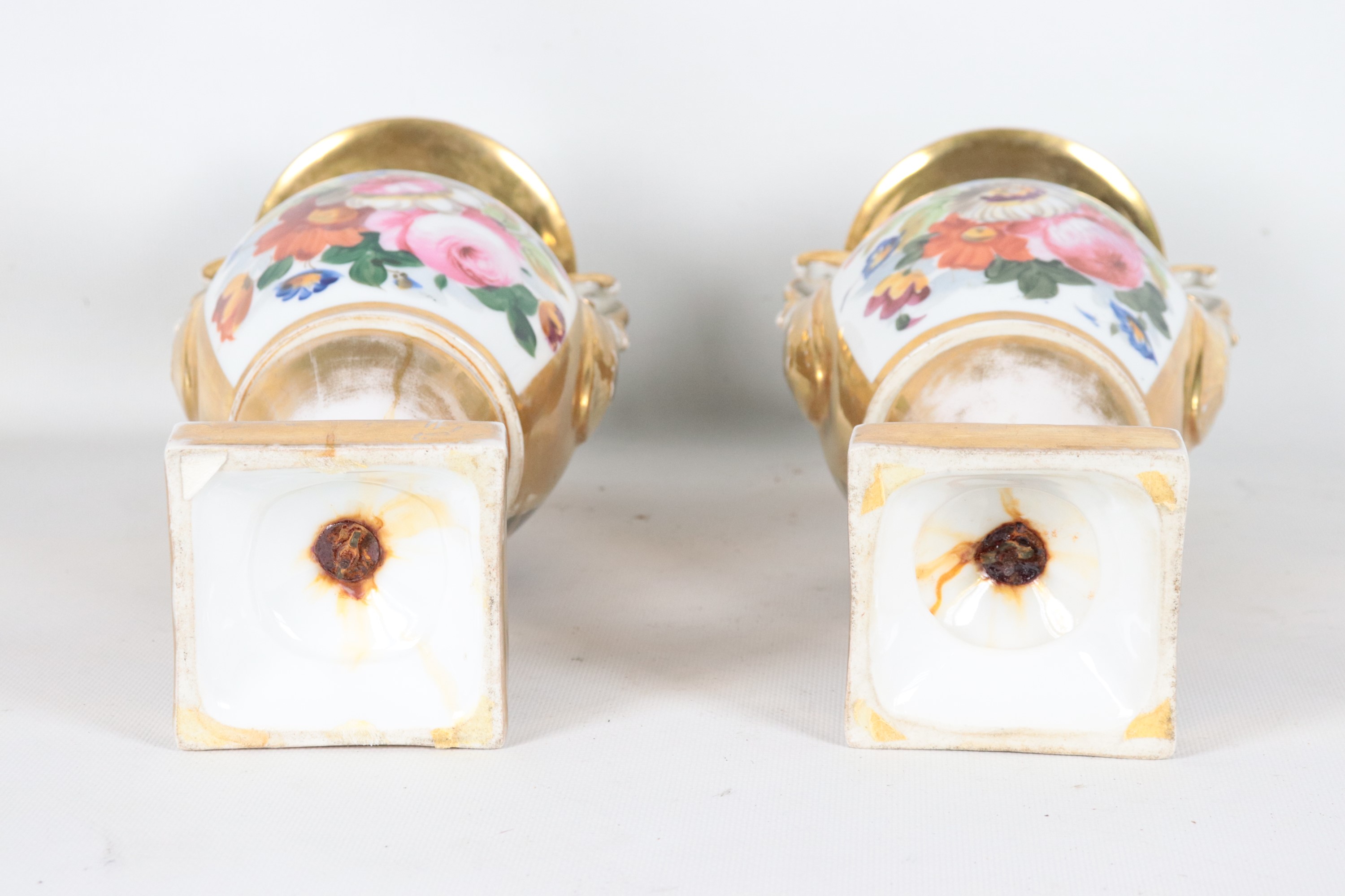 Coppia di antichi vasi francesi Epoca Impero, in porcellana Vecchia Parigi bianca e dorata, con r...
