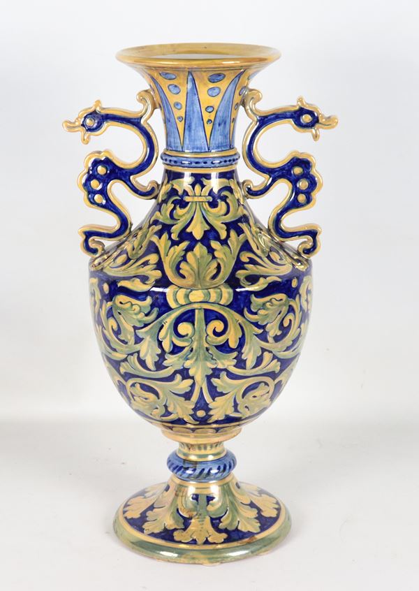Vaso n maiolica lustrata Gualdo Tadino, con decori in oro su fondo blu e anse a foggia di drago