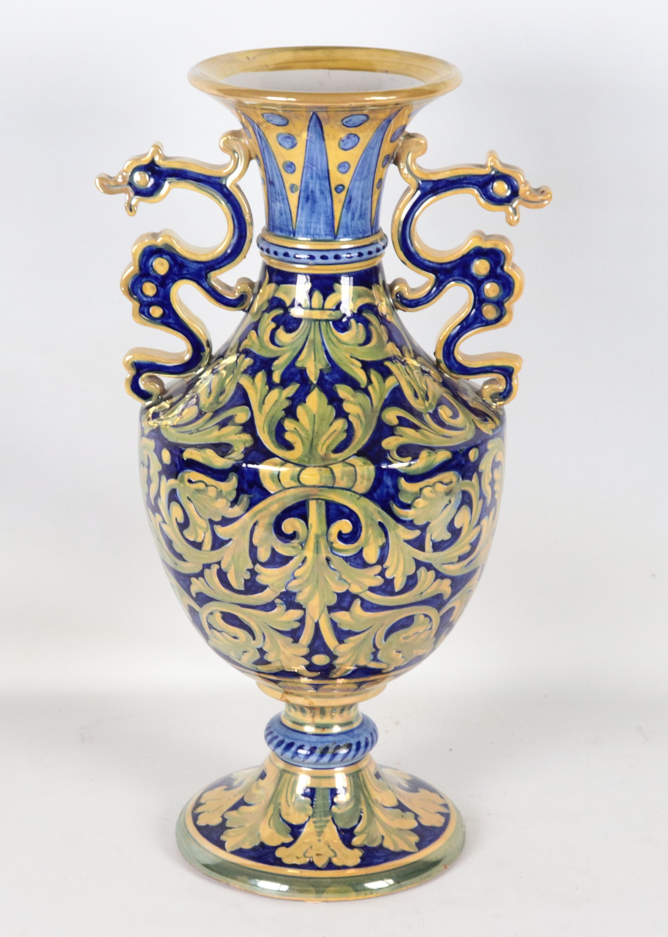 Vaso n maiolica lustrata Gualdo Tadino, con decori in oro su fondo blu e anse a foggia di drago