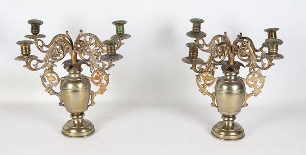 Coppia di piccoli candelabri in metallo argentato e dorato di linea Luigi XIV, quattro fiamme ciascuno