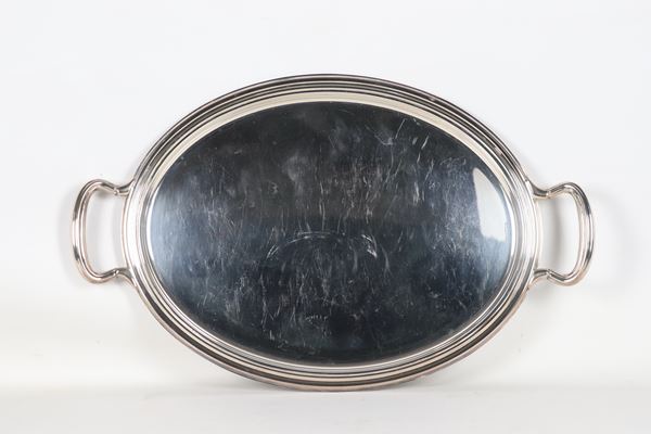Vassoio ovale con due manici in metallo argentato e sbalzato