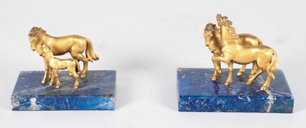 "Cavalli", coppia di fermacarte in bronzo dorato con basi in lapislazzuli