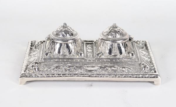 Antico calamaio in bronzo argentato, sbalzato e cesellato a motivi Luigi XVI