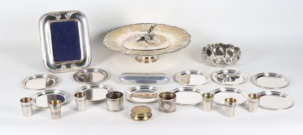 Lotto in metallo argentato cesellato e sbalzato (24 pz.)