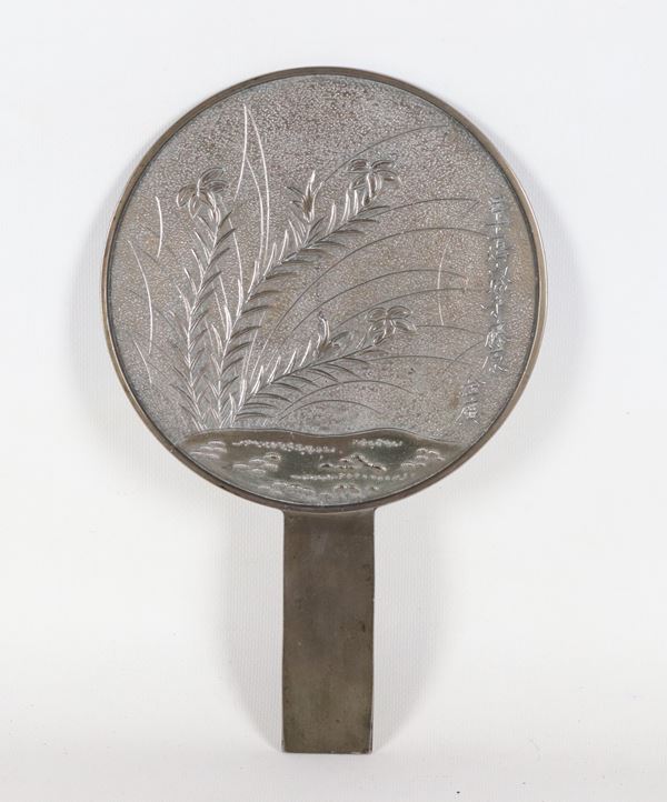 Antico parascintille cinese a forma di ventaglio in metallo argentato e sbalzato a motivi orientali