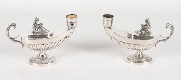Coppia di lucerne in argento cesellato e sbalzato a motivi Impero, gr. 450