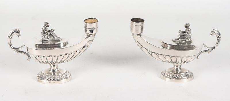 Coppia di lucerne in argento cesellato e sbalzato a motivi Impero, gr. 450