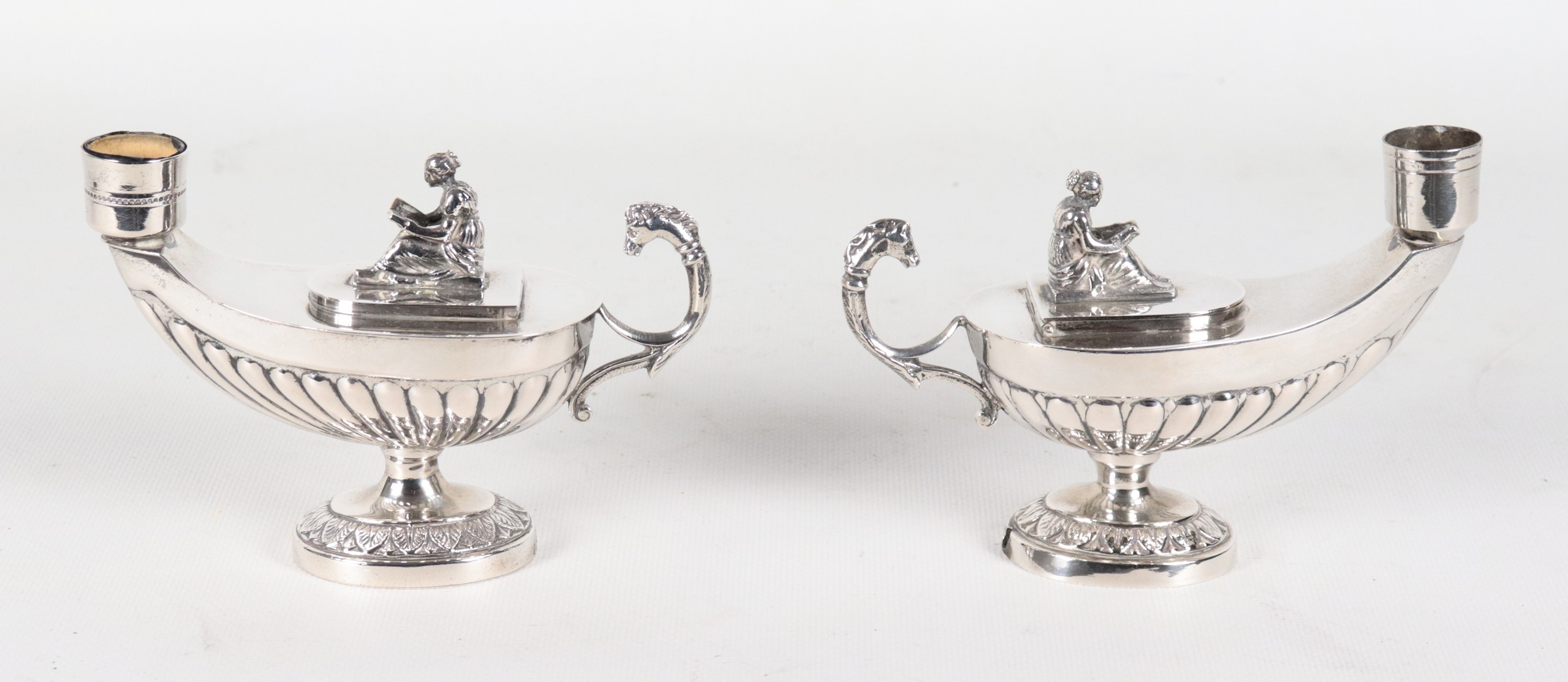 Coppia di lucerne in argento cesellato e sbalzato a motivi Impero, gr. 450