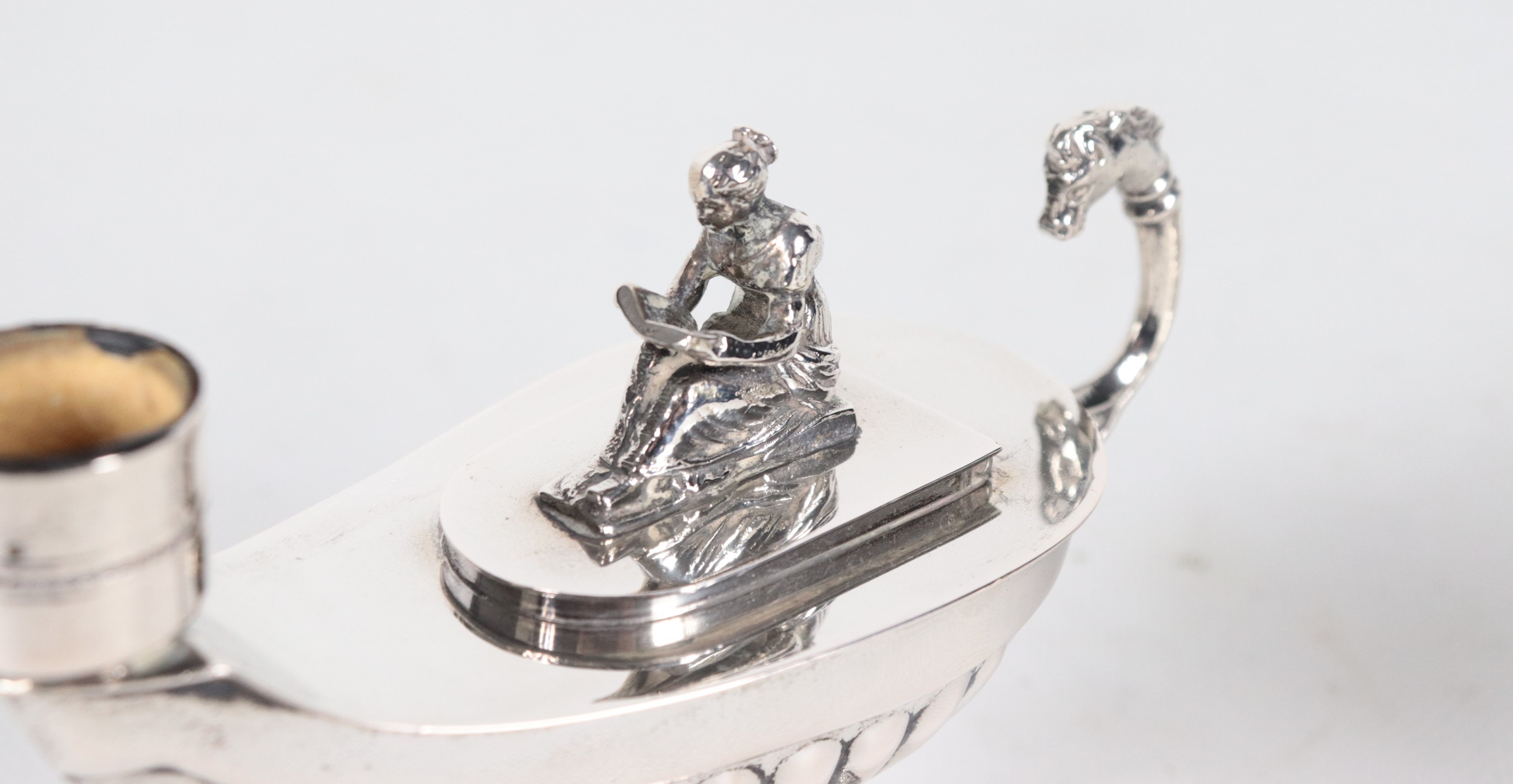 Coppia di lucerne in argento cesellato e sbalzato a motivi Impero, gr. 450