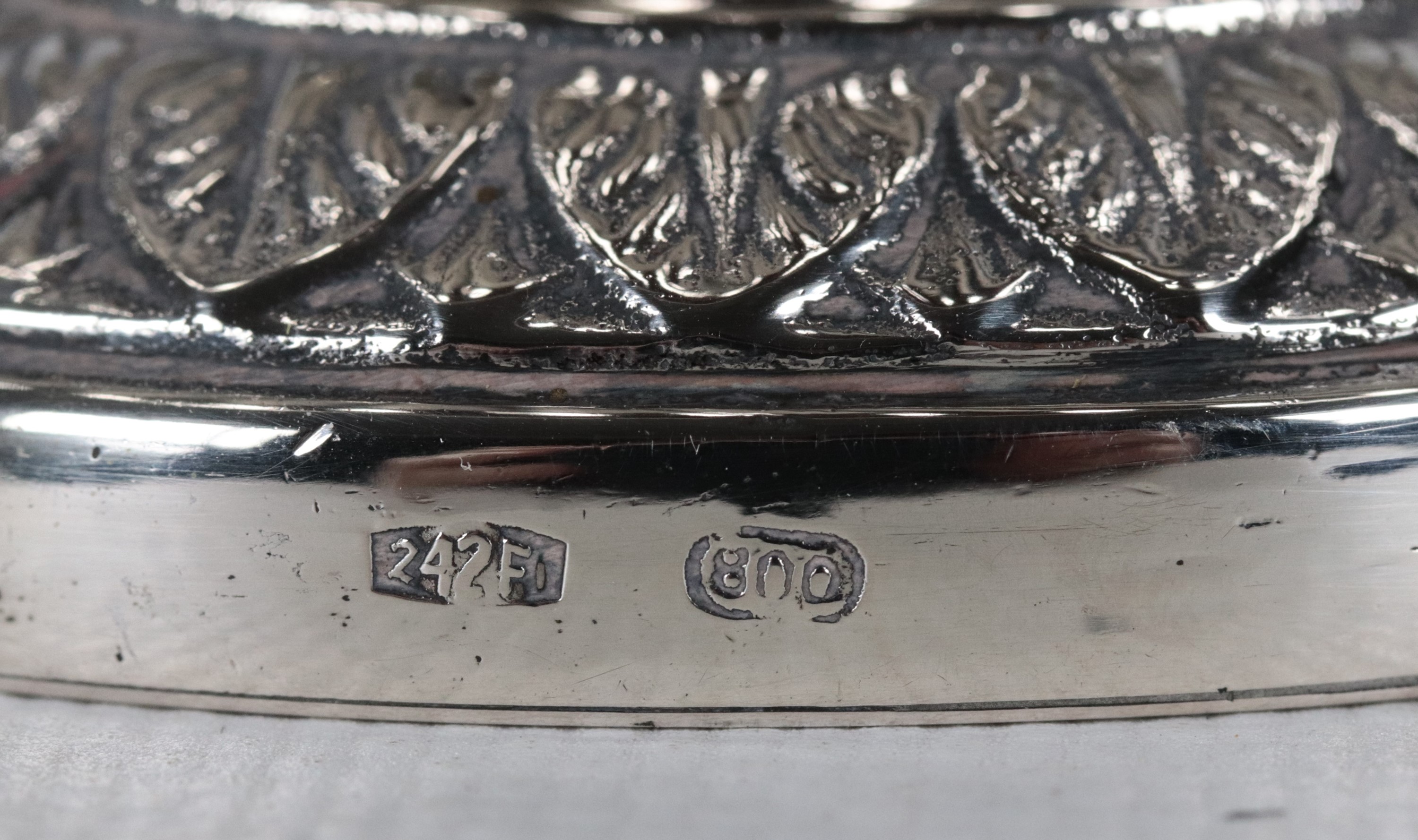 Coppia di lucerne in argento cesellato e sbalzato a motivi Impero, gr. 450