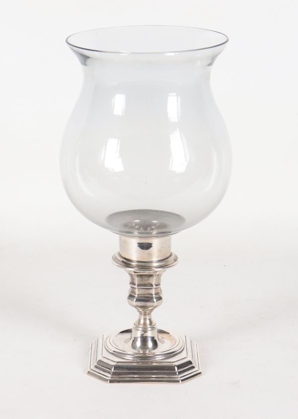 Portacandela in argento cesellato con campana in vetro soffiato. Peso netto gr. 170