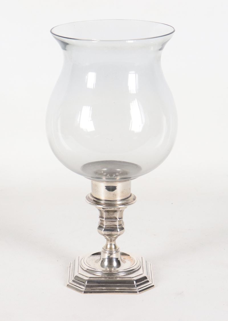 Portacandela in argento cesellato con campana in vetro soffiato. Peso netto gr. 170