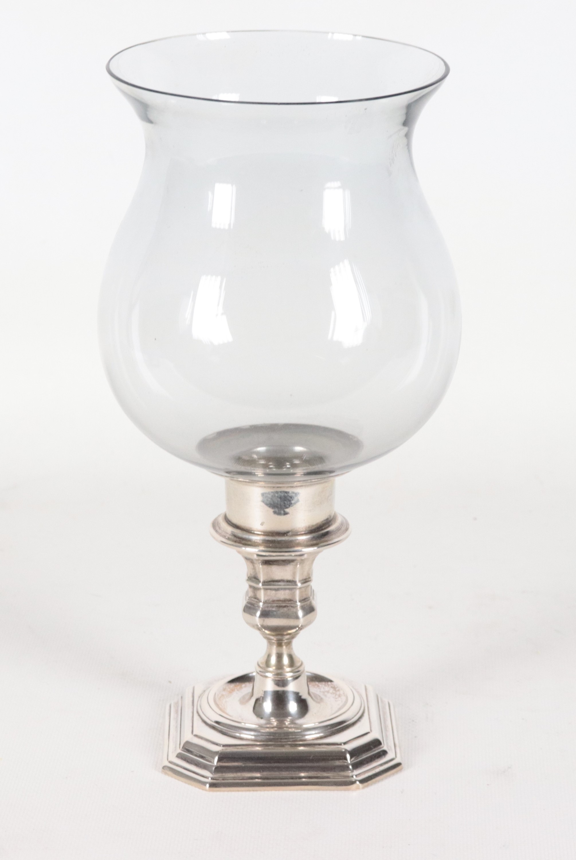 Portacandela in argento cesellato con campana in vetro soffiato. Peso netto gr. 170