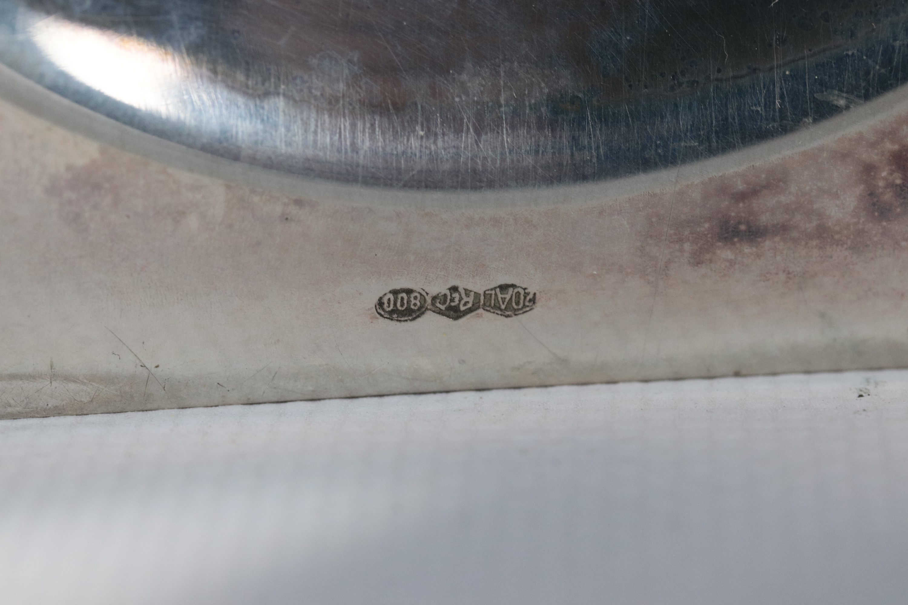 Portacandela in argento cesellato con campana in vetro soffiato. Peso netto gr. 170