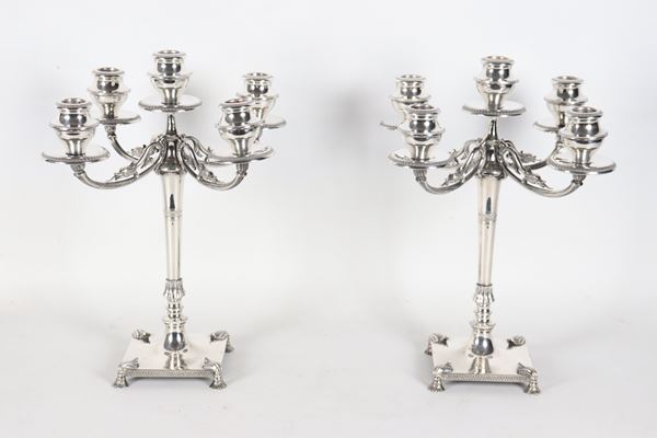 Coppia di candelabri in argento cesellato e sbalzato a motivi Impero, cinque fiamme ciascuno, gr. 1820