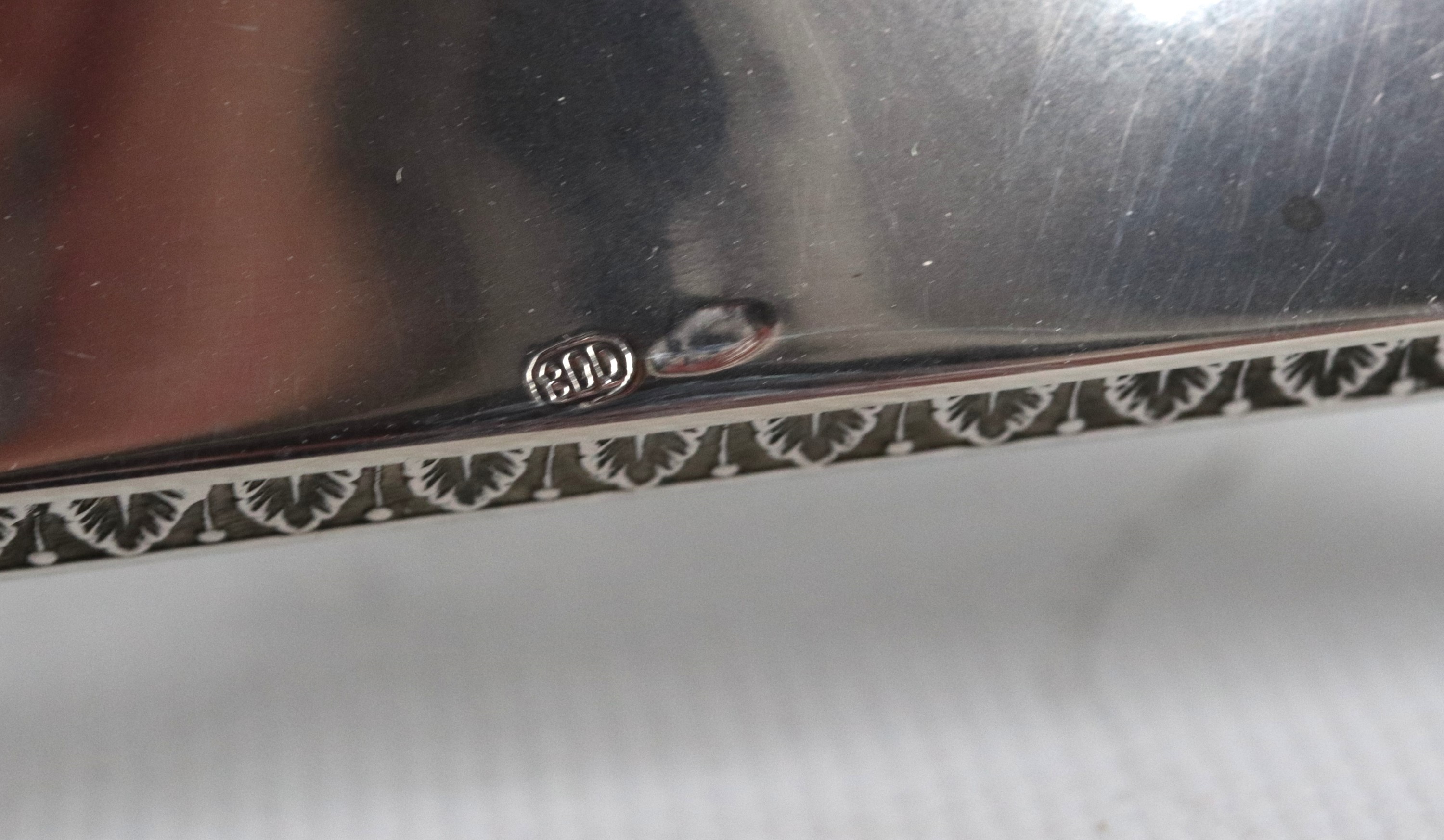 Coppia di candelabri in argento cesellato e sbalzato a motivi Impero, cinque fiamme ciascuno, gr....