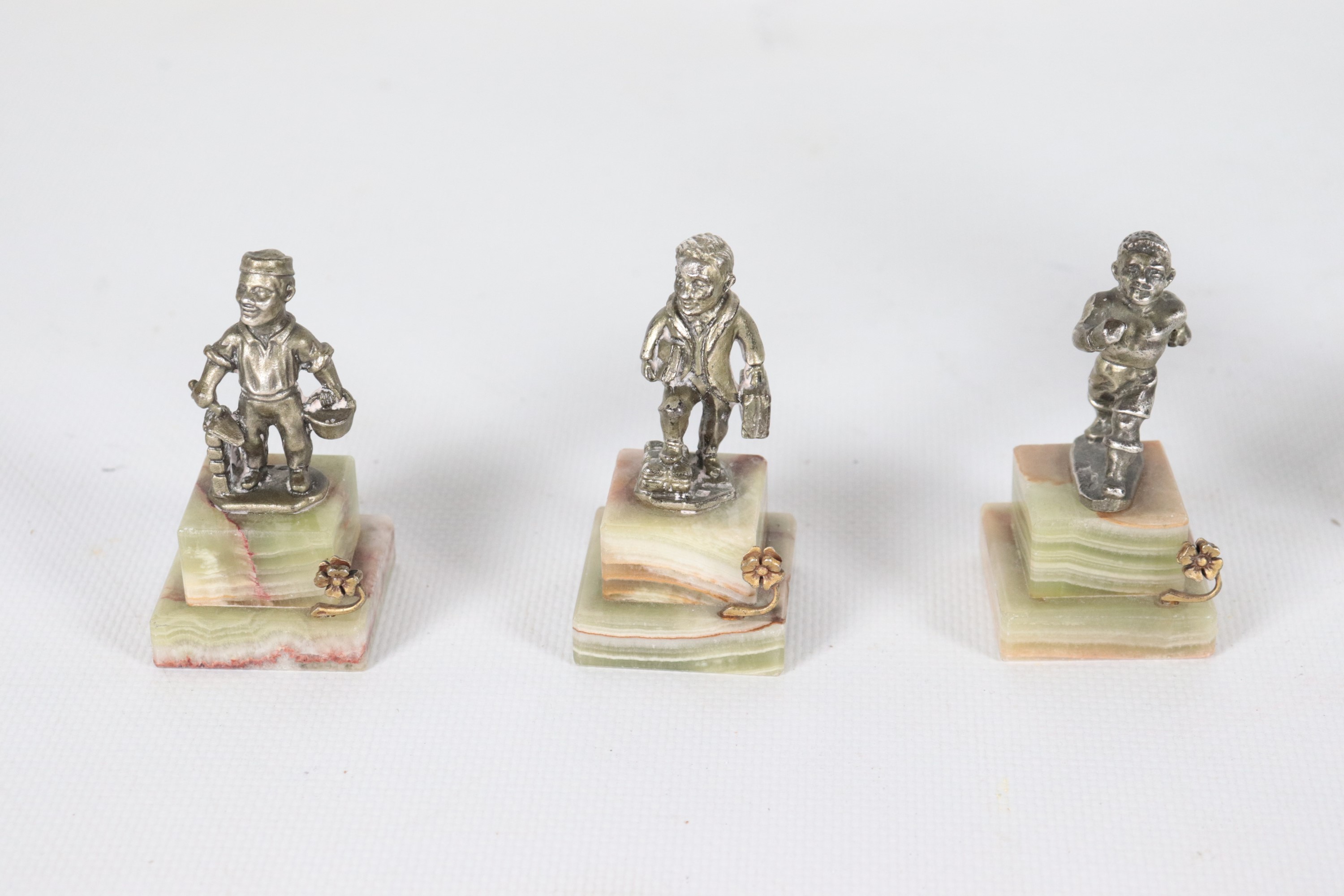 Lotto di sette piccole statuine in argento con basi in marmo raff.ti "Pagliaccio" e "Caricature d...