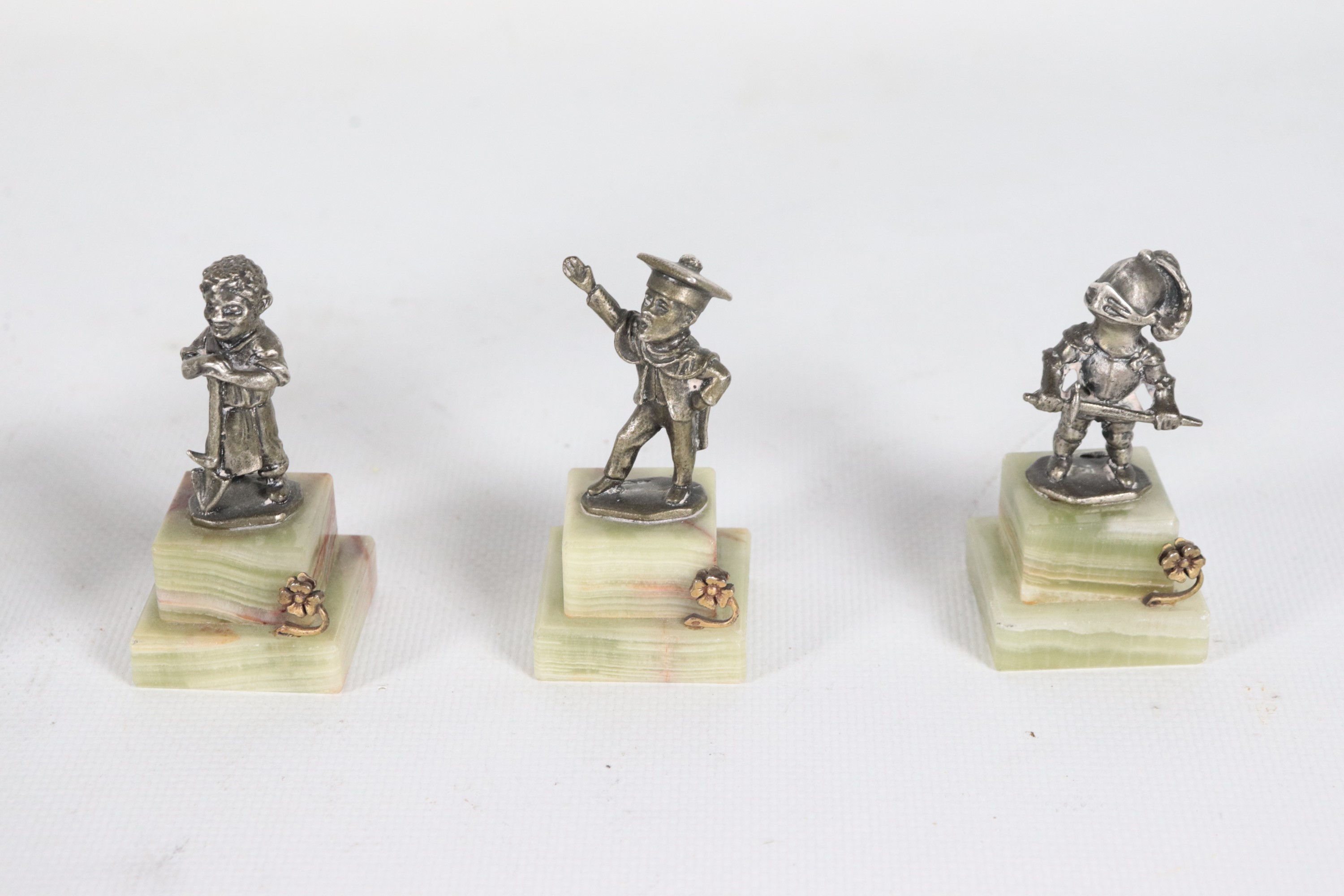 Lotto di sette piccole statuine in argento con basi in marmo raff.ti "Pagliaccio" e "Caricature d...