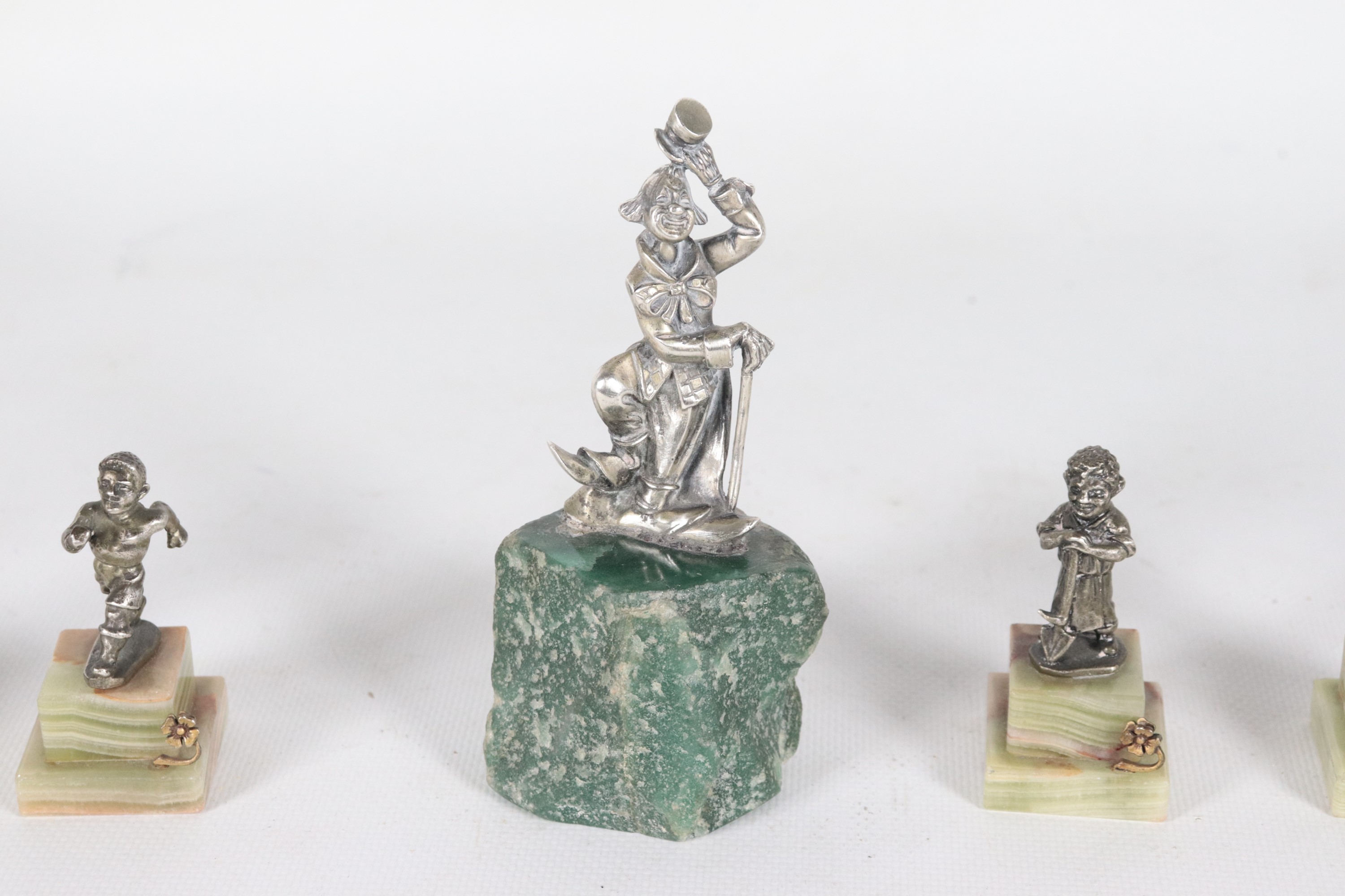 Lotto di sette piccole statuine in argento con basi in marmo raff.ti "Pagliaccio" e "Caricature d...