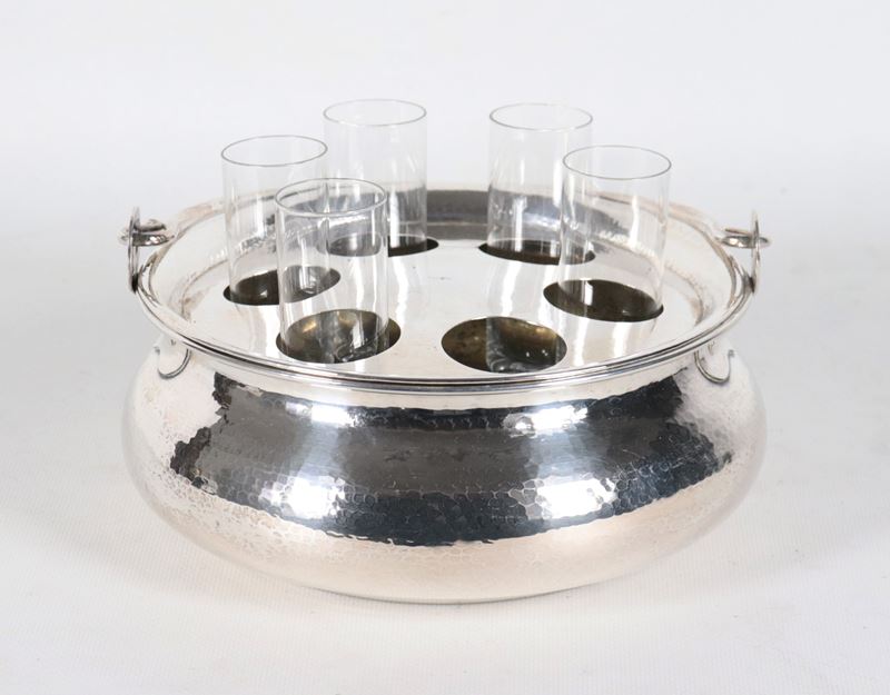 Servizio da vodka in argento con bicchierini in cristallo, mancante di un bicchierino. Peso netto...