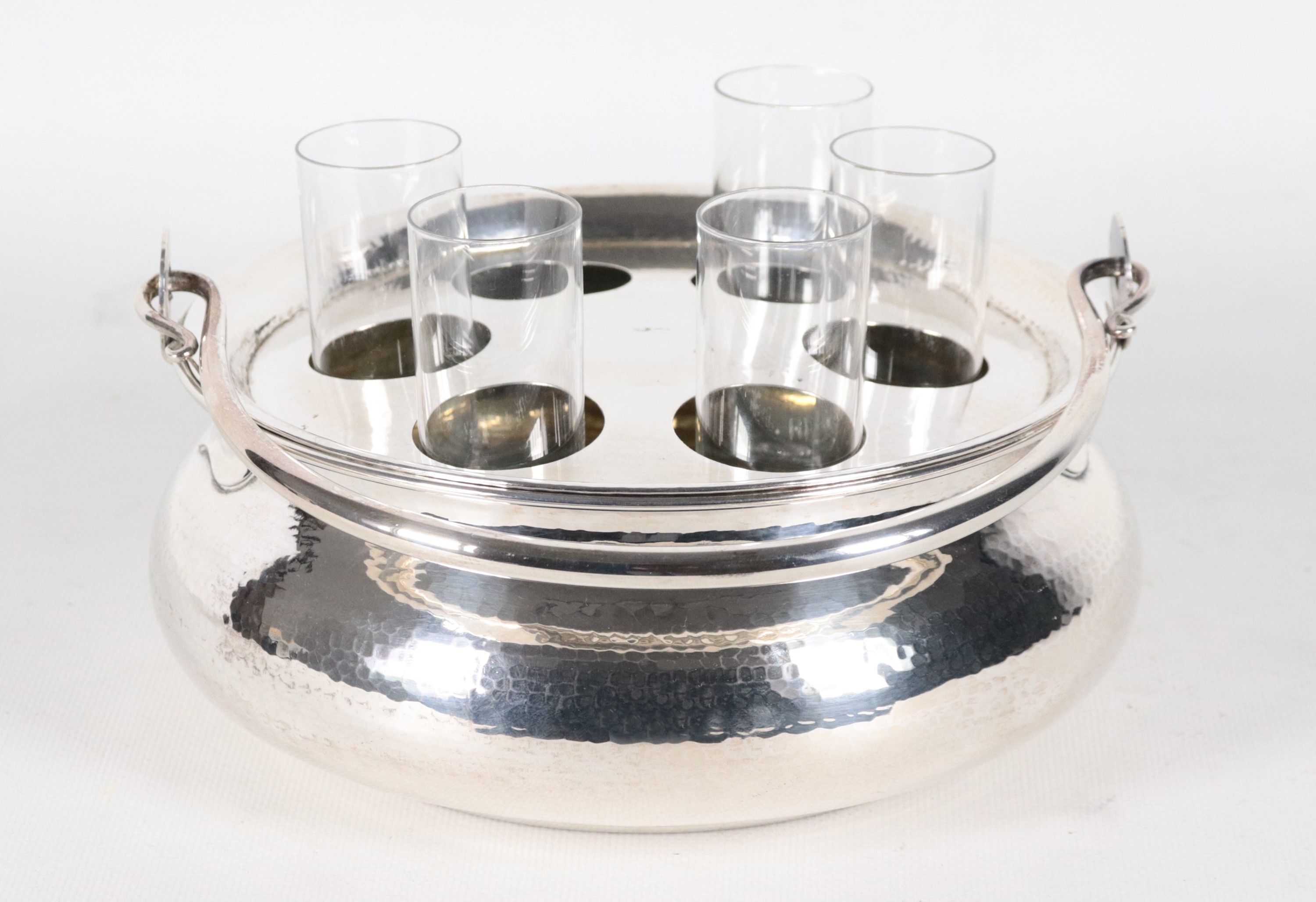 Servizio da vodka in argento con bicchierini in cristallo, mancante di un bicchierino. Peso netto...