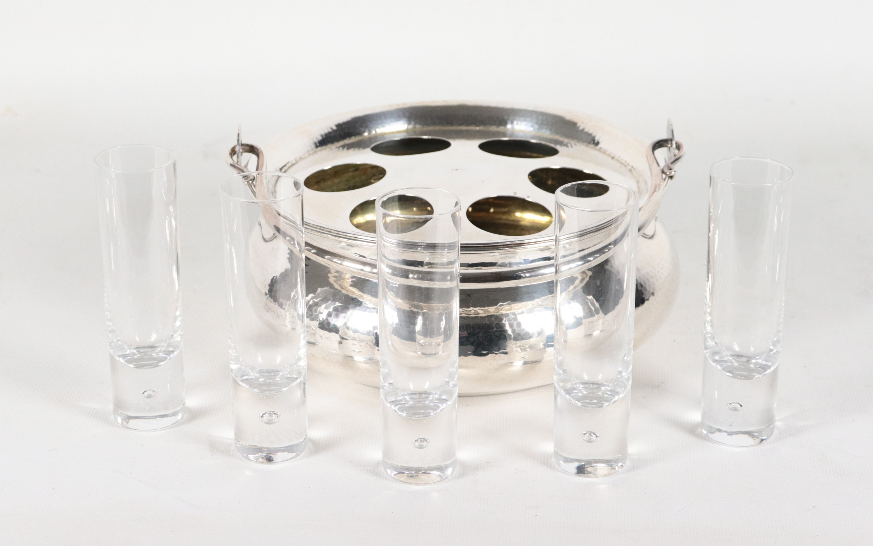 Servizio da vodka in argento con bicchierini in cristallo, mancante di un bicchierino. Peso netto...