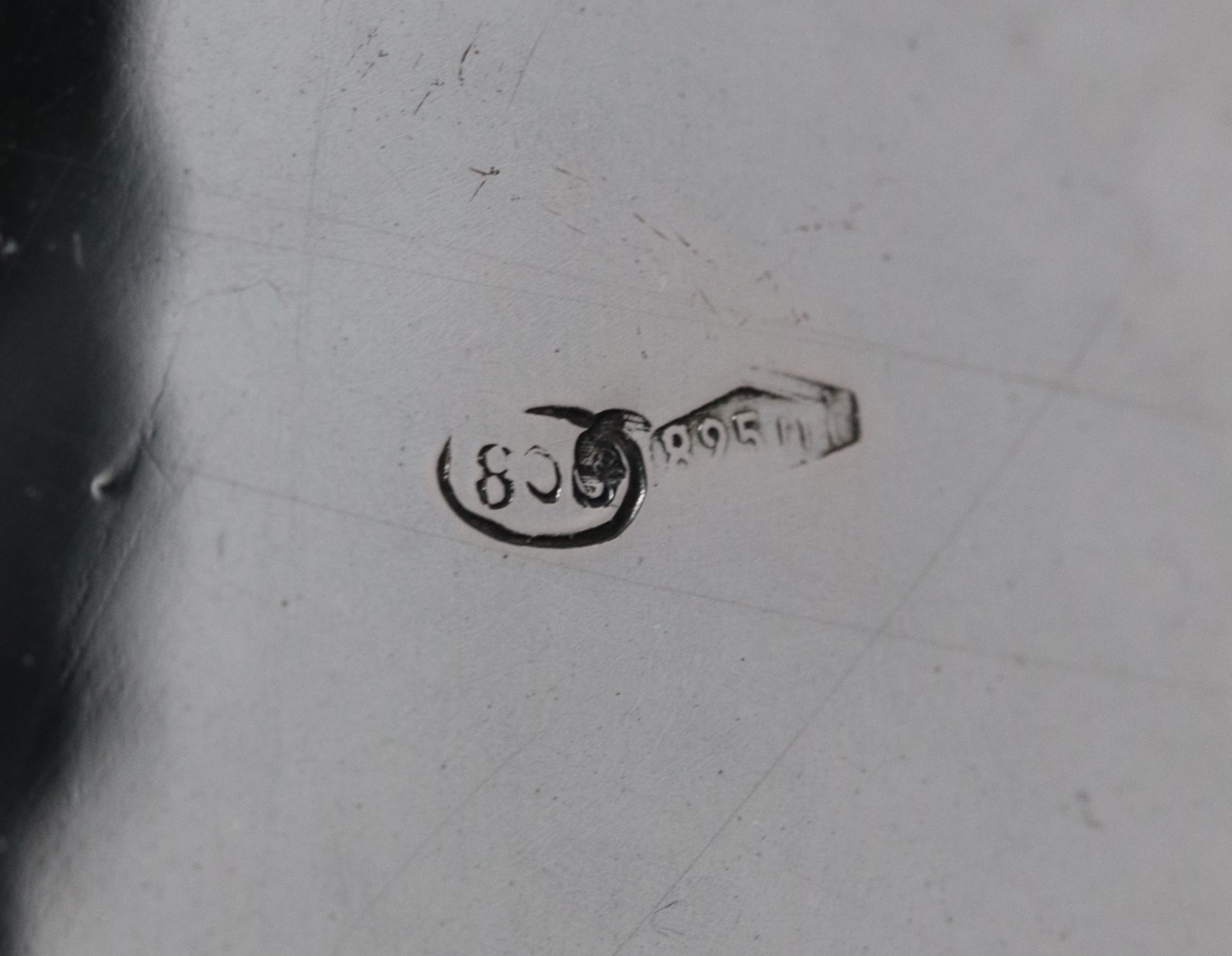 Servizio da vodka in argento con bicchierini in cristallo, mancante di un bicchierino. Peso netto...