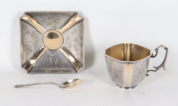 Antica tazzina in argento con piattino e cucchiaino, cesellata a motivi di fiori e uccellini, gr. 80