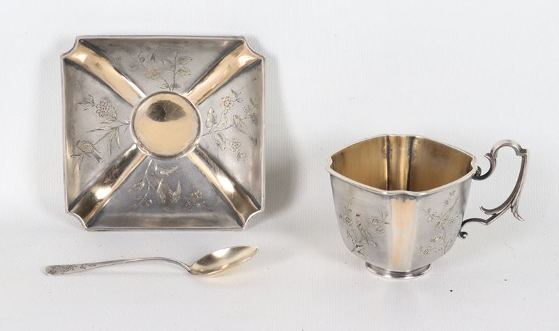 Antica tazzina in argento con piattino e cucchiaino, cesellata a motivi di fiori e uccellini, gr....