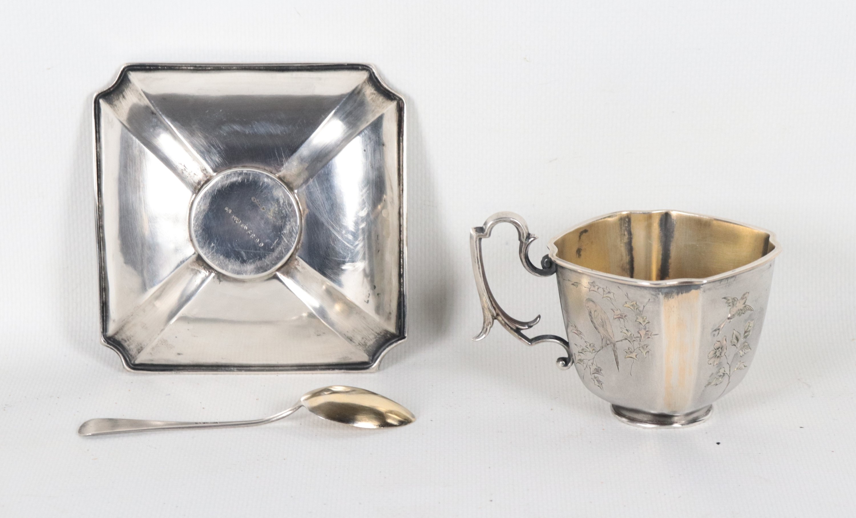 Antica tazzina in argento con piattino e cucchiaino, cesellata a motivi di fiori e uccellini, gr....