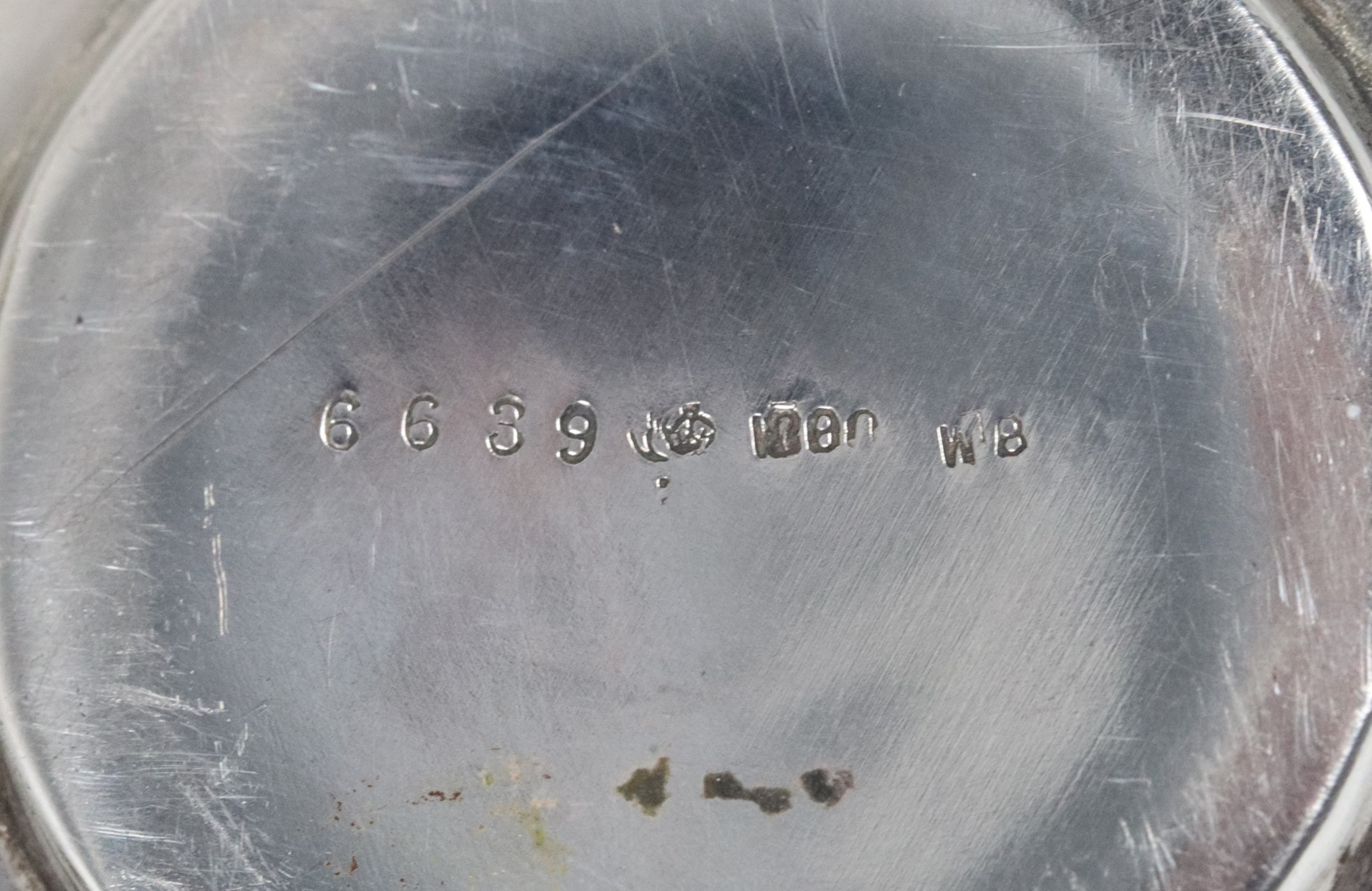 Antica tazzina in argento con piattino e cucchiaino, cesellata a motivi di fiori e uccellini, gr....