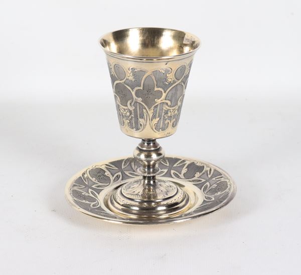 Bicchiere a calice con piattino in argento cesellato, gr. 200