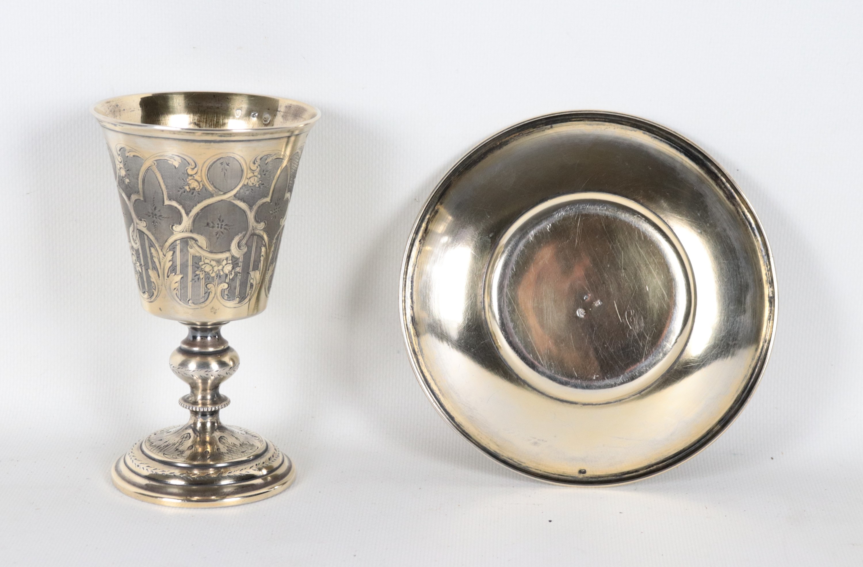 Bicchiere a calice con piattino in argento cesellato, gr. 200