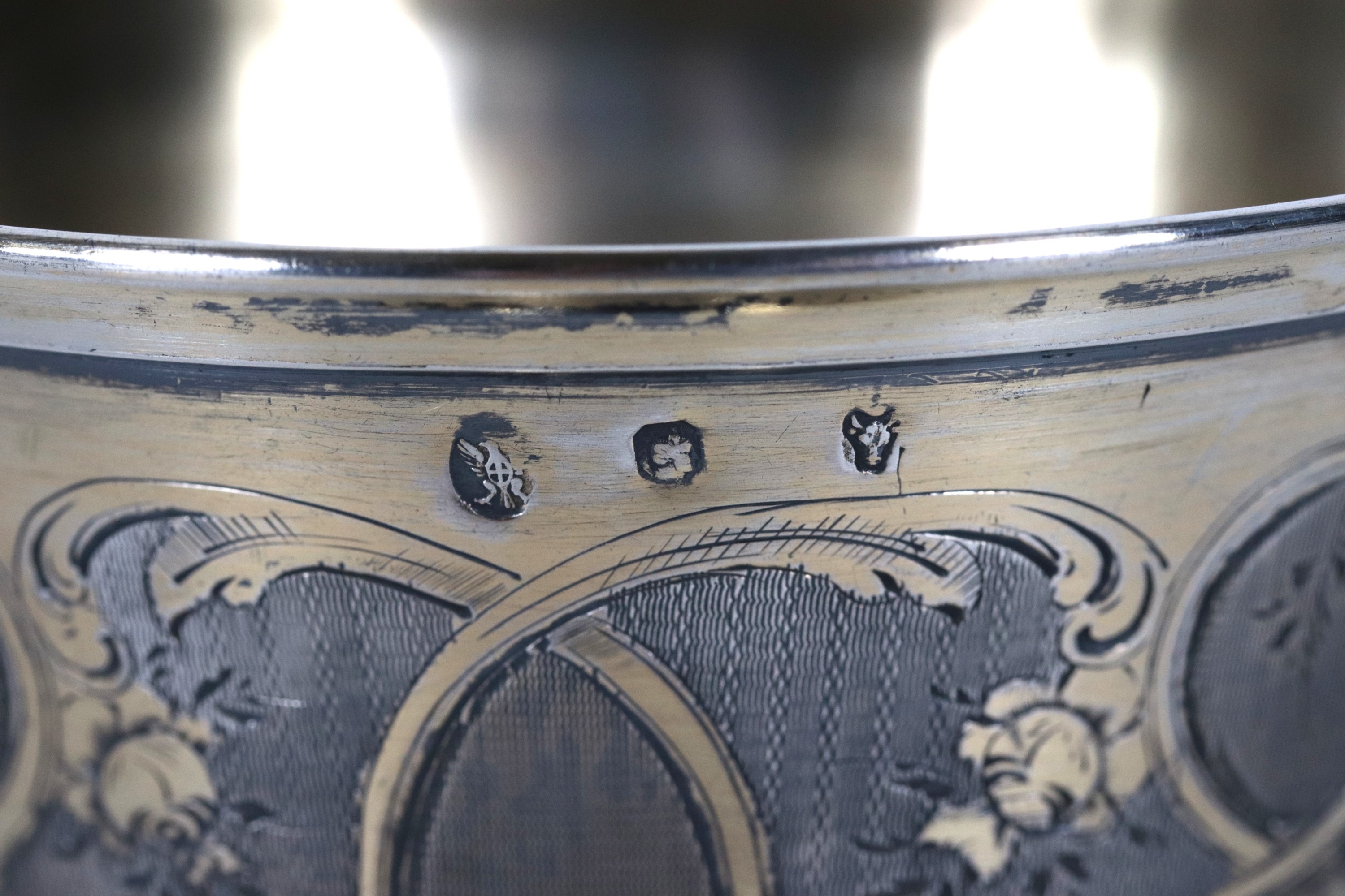 Bicchiere a calice con piattino in argento cesellato, gr. 200