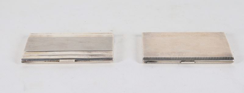 Lotto di due portasigarette in argento cesellato, uno dei due è bollato con titolo 925, gr. 290