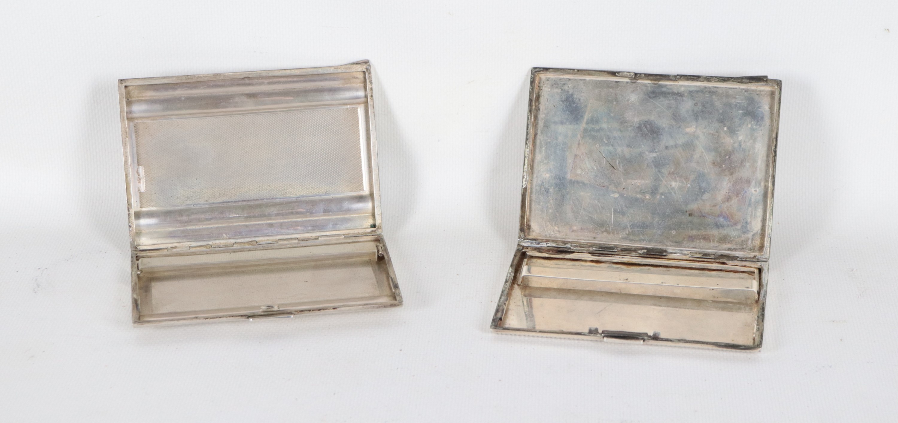 Lotto di due portasigarette in argento cesellato, uno dei due è bollato con titolo 925, gr. 290