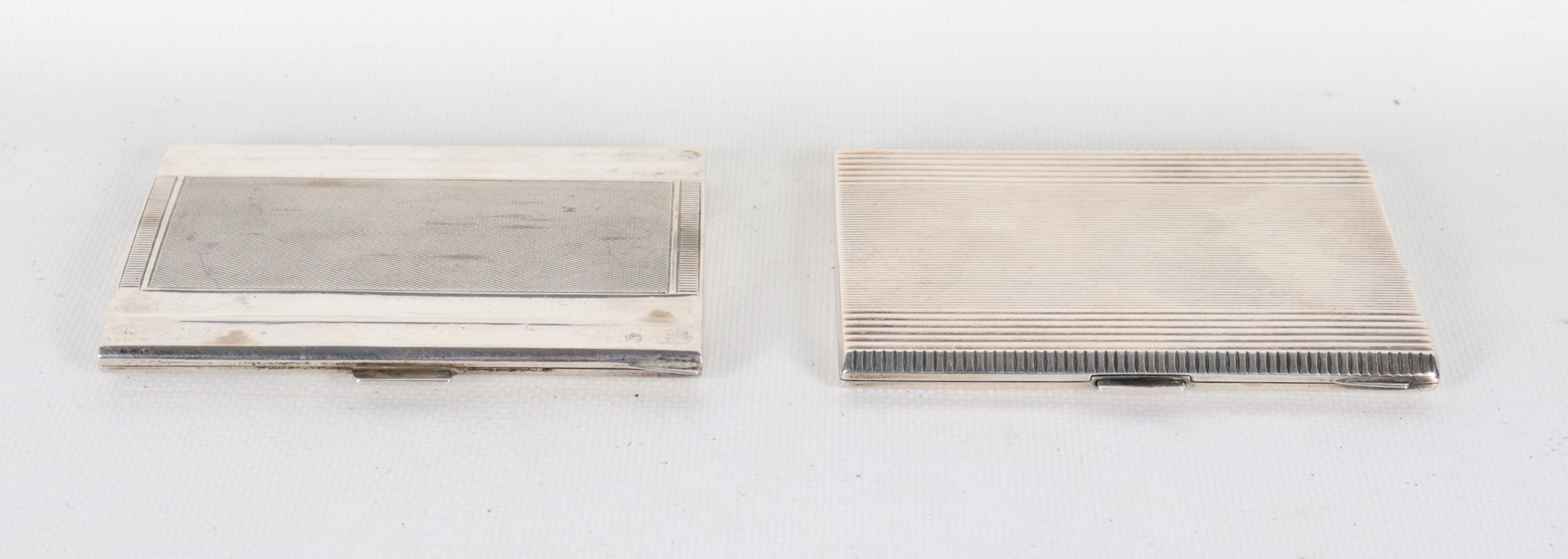 Lotto di due portasigarette in argento cesellato, uno dei due è bollato con titolo 925, gr. 290