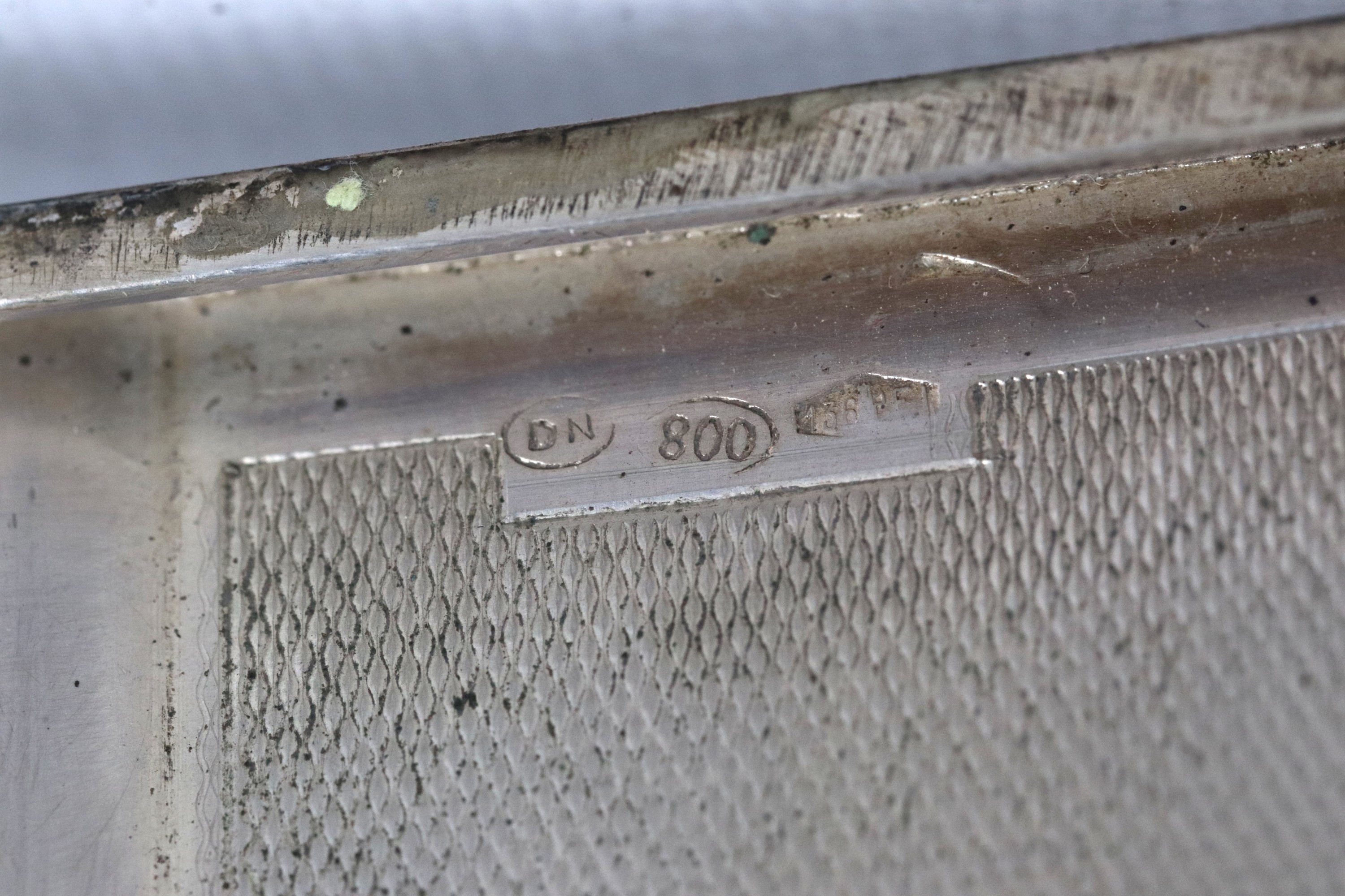 Lotto di due portasigarette in argento cesellato, uno dei due è bollato con titolo 925, gr. 290