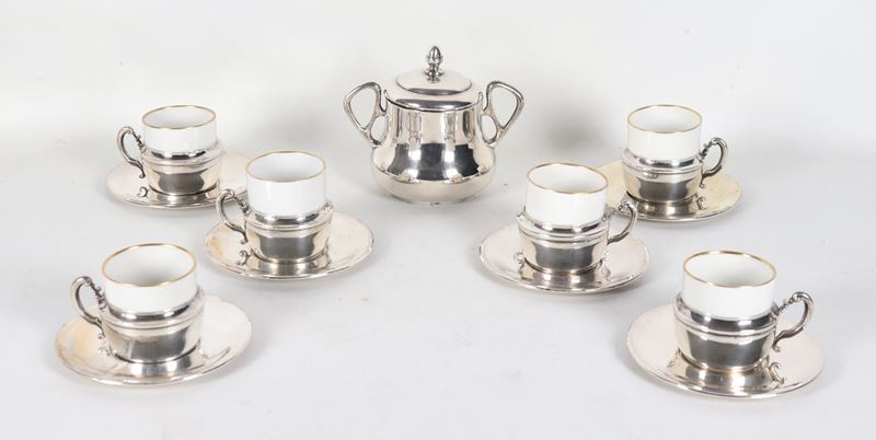 Set da caffè in argento di sei tazzine con piattini e una piccola zuccheriera, peso netto dell'ar...